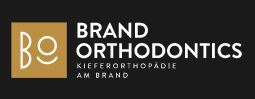 Logo von Brand Orthodontics mit Text "Kieferorthopädie am Brand" auf schwarzem Hintergrund.