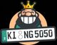Lächelnder König mit Krone hinter einem Nummernschild mit der Aufschrift "KING 5050".