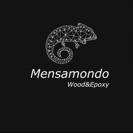 Schwarzer Hintergrund, weißes geometrisches Chamäleon, Text: "Mensamondo Wood&Epoxy".