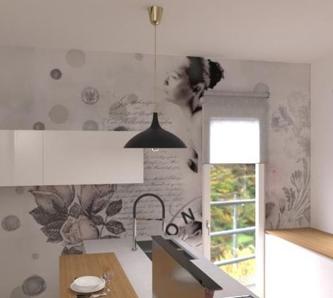 Cucina moderna con murale artistico floreale, mobili bianchi e lampada a sospensione nera.