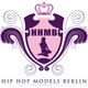 Wappen mit Krone, silbernem Ornament und Schriftzug "Hip Hop Models Berlin" in Lila und Rosa.