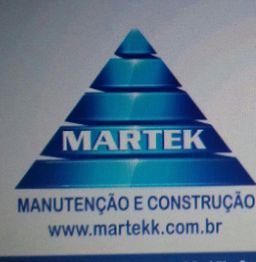 Logotipo de pirâmide azul da Martek, com texto "Manutenção e Construção" e site martekk.com.br.