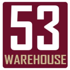 Nummer 53 met "WAREHOUSE" op een bordeauxrode achtergrond met witte tekst.