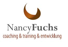 Logo mit Text "Nancy Fuchs: coaching & training & entwicklung" und braunem Halbkreis darüber.