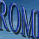 Der Schriftzug "GROMIK" in blauen Buchstaben vor einem blauen Hintergrund.