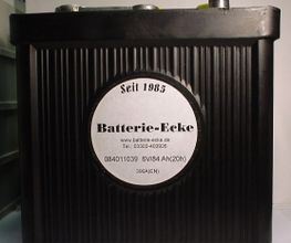 08411 die PKW Starterbatterie 6V/84 Ah, Oldtimerbatterie im schwarzen Hartgummiegehäuse, mit außen liegenden Zellenverbindern, vergossenen Zellendeckeln.