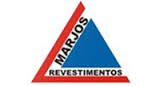 Logotipo triangular com as palavras "Marjos Revestimentos" em vermelho e azul.