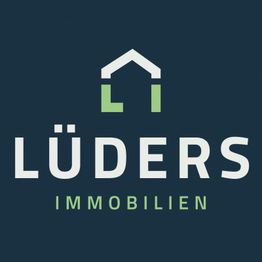 Logo von Lüders Immobilien mit einem stilisierten Hausdach, blauer Hintergrund.