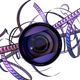 Kameralinse mit dekorativen Filmstreifen in lila Tönen, künstlerisch gestaltet.