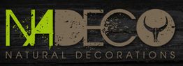 Logo mit Text "NADECO Natural Decorations" auf dunklem Hintergrund.