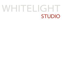 Textlogo: "WHITELIGHT" hellgrau, "STUDIO" in rot.