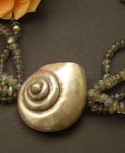 Edelsteinkette mit Schnecke