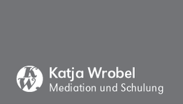 Graues Logo: "Katja Wrobel, Mediation und Schulung" mit Initialen "KW" in einem Kreis.