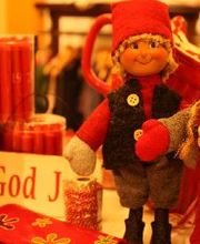 God Jul - Schöne Weihnachten. Accessoires wie rote und weiße Kerzen, Etuis und dänische Weihnachtspu