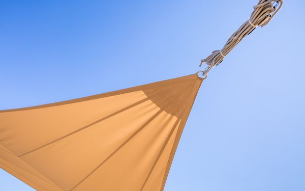 Sonnensegel unter freiem Himmel