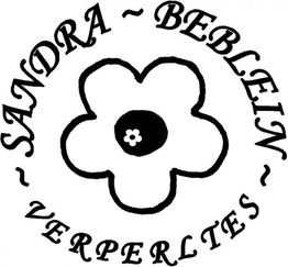 Schwarz-weißes Blumenlogo mit dem Text "Sandra Beblein Verperltes" im Kreis um die Blume.