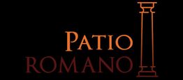 Texto "Patio Romano" con una columna romana en fondo negro, tonos naranjas y rojos.