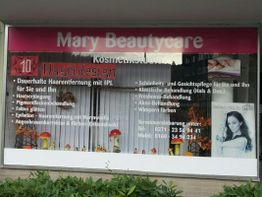 Schaufenster von "Mary Beautycare" mit Dienstleistungen wie Haarentfernung und Schönheitsbehandlungen.