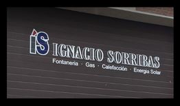 Pared con logotipo de "Ignacio Sorribas", servicios de fontanería, gas, calefacción y energía solar.
