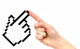 Mão humana toca ícone de ponteiro de mouse em fundo branco.