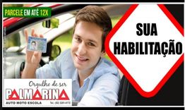 Homem sorrindo em um carro, segurando uma habilitação. Texto: "Sua Habilitação", "Auto Escola Palmarina".