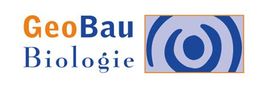 Logo von GeoBau Biologie mit blauem und orangem Text und einem abstrakten blauen Symbol.
