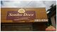 Placa da padaria e confeitaria "Sonho Doce" com telefone de contato: 3563-4354.
