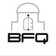 Logo met gebouwlijn en deur, tekst "BFQ" eronder. Simpele zwart-wit ontwerp.