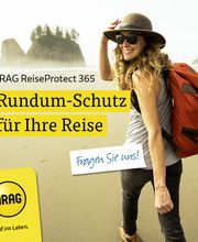 Outdoor-Reisende mit Rucksack am Strand, Text: "Rundum-Schutz für Ihre Reise", ARAG Logo sichtbar.