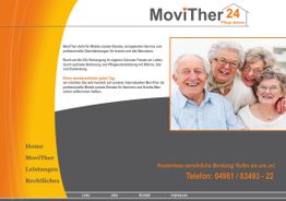 Ältere Menschen lächeln auf der Webseite von MoviTher24, die Pflege und Beratung anbietet.