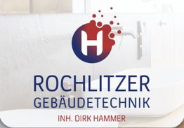 Logo von Rochlitzer Gebäudetechnik, Inhaber Dirk Hammer, mit Wasserhahn-Hintergrund.