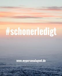 Sonnenuntergang über einem nebligen Feld mit dem Text "#schonerledigt" und einer Webseite.