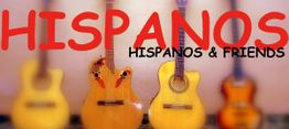 Vier Gitarren vor unscharfem Hintergrund mit dem Text "HISPANOS & FRIENDS".