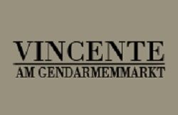 Text: „Vincente am Gendarmenmarkt“ in schwarzer Schrift auf beigem Hintergrund.