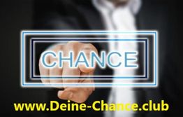 Ein Finger zeigt auf das Wort "CHANCE" mit darunter stehender Website: www.Deine-Chance.club.