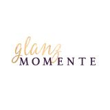 Textlogo „glanz MOMENTE“ in gedecktem Gold und Dunkellila auf weißem Hintergrund.