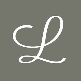 Weiße, geschwungene Buchstabe „L“ auf grauem Hintergrund.