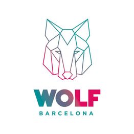 Logo geométrico de un lobo con texto: "Wolf Barcelona". Colores azul y rosa.