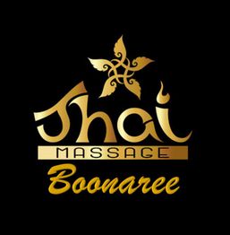 Logo mit goldener Schrift "Thai Massage Boonaree" und stilisiertem Stern auf schwarzem Hintergrund.