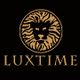 Logo mit Löwenkopf und Schriftzug "LUXTIME" in Gold auf schwarzem Hintergrund.