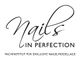 Schwarzer Text "Nails in Perfection" auf Weiß. Fachinstitut für exklusive Nagelmodellage.